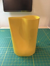 Vase jaune serti pour fleurs inspiré des années 70