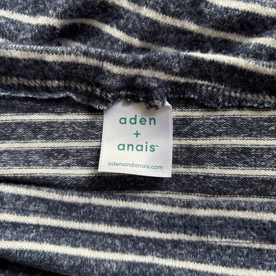 Cubierta de lactancia de asiento de coche Aden Anais tejido de algodón multiuso azul marino a rayas Foto 4 de 4