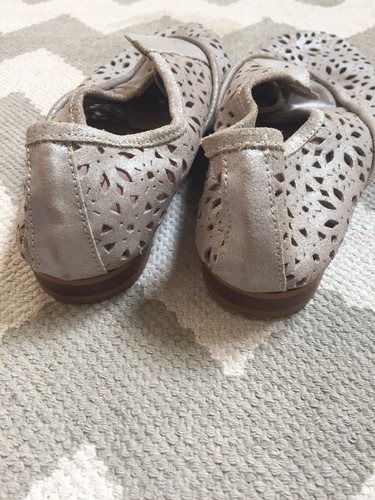 Anthropologie Oxford-Schuhe Halbschuhe grau silber Leder Cut-out Blumen 7 neu ohne Karton - Bild 2 von 8