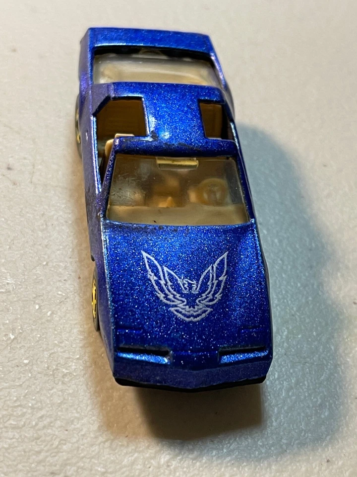 De colección Hot Wheels Años 80 Firebird Azul Brillante Escama Oro Ruedas Hot Ones Malasia Foto 2 de 4