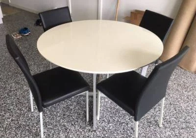White Round Dining Table With 4 Chairs In Used Condition White Round Dining Table With 4 Chairs In Used Condition