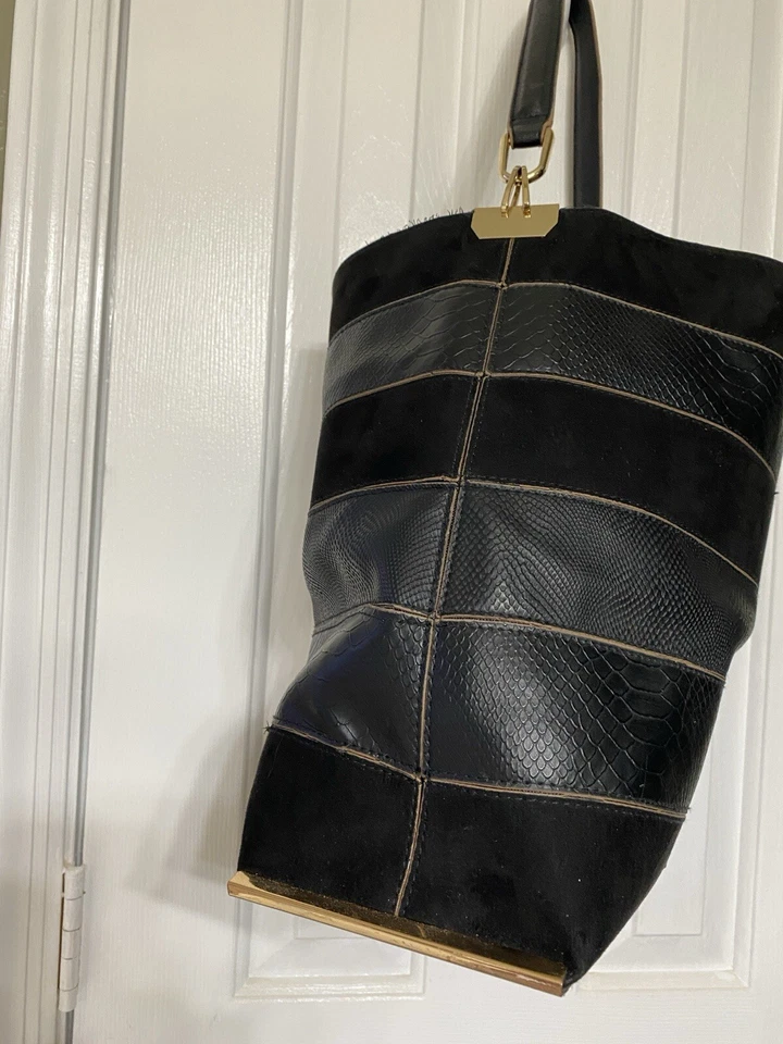 BOLSO DE MANO GRANDE RIVER ISLAND FORRADO DE CUERO NEGRO ASA MAGNÉTICA Foto 3 de 4