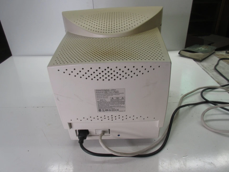 Monitor de computadora Compaq Presario MV500 15" CRT VGA 1024 x 768 @ 60Hz Foto 4 de 4