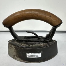 Vintage Mrs.Potts Cast Iron Sad Iron Double Point with a Detachable Wood Handle