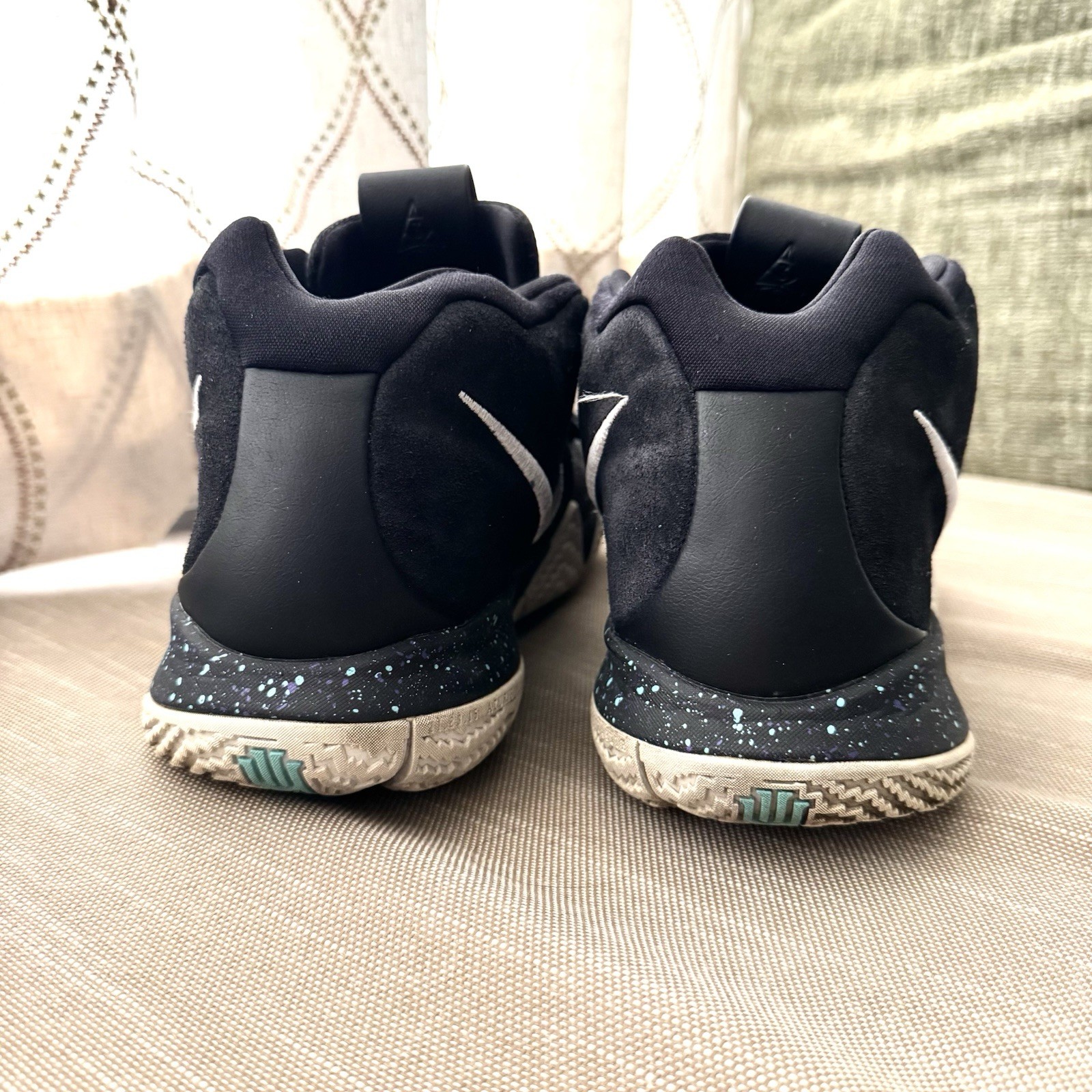 NIKE Kyrie 4 Black White Men's Basketball Sneakers 943806-002 2017 thumbnail 5