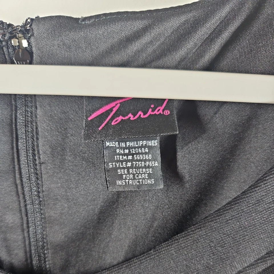 Vestido Torrid Feminino Tamanho 0/Grande Preto Manga Curta Comprimento do Joelho Outono Inverno  - Imagem 2 de 4