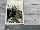 ORIGINAL WWII PHOTO GI ON ISLAND W/ CAPTURED JAPANESE ARISAKA / HAT ETC