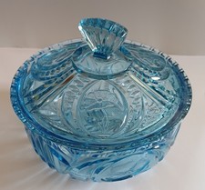 Wunderschöne Deckelschale, Deckeldose Pressglas hellblau 1920/30