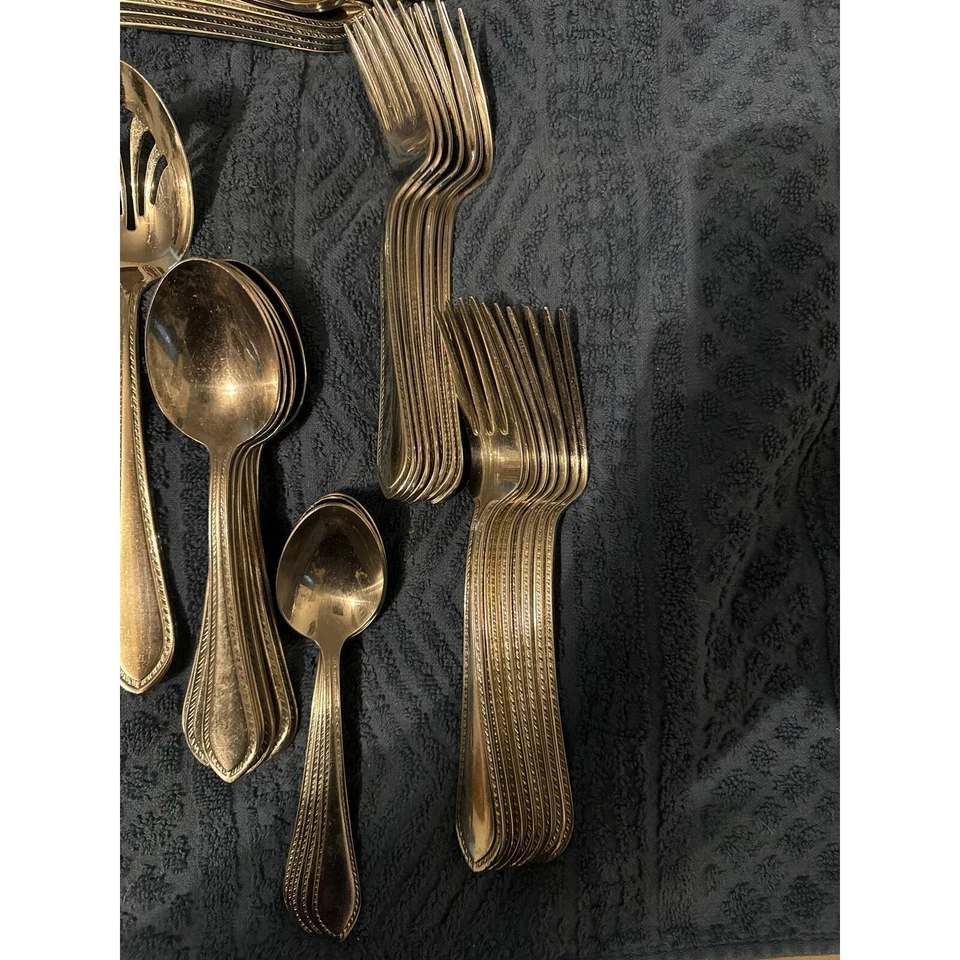 Reed/ Barton 8 pc set 5 pc serving set. Only 6 spoons plus 9 pc bonus pieces - Image 3 of 3