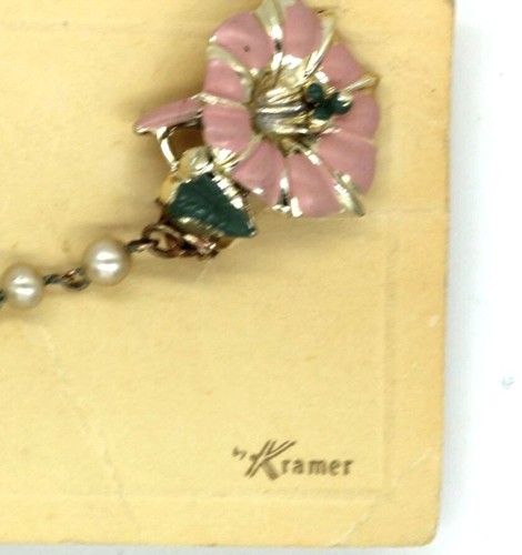 VINTAGE 1950's KRAMER sweater guard/clips on original card NOS pink flower pearl - Picture 2 of 9