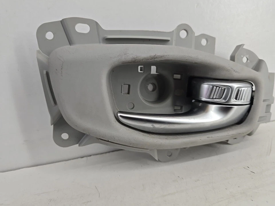Maçaneta interna do lado direito do fabricante Jeep Compass 2017-2021 Mopar 6ER86SZ6AB - Imagem 4 de 4
