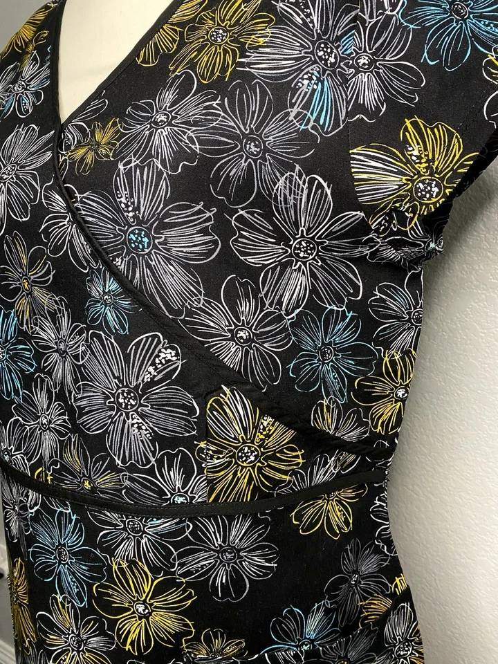 Peaches Women's Black Yellow Floral Scrub Uniform Top Nurse Medical Size Large - Image 3 of 4