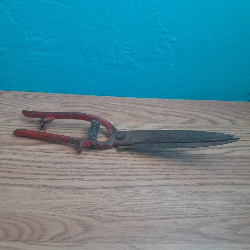 Vintage WISS No. 5600 Forged Steel Garden Grass Shears Red Handles  - Image 3 of 4