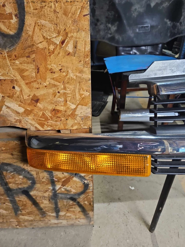 98-05 BLAZER S10/JIMMY S15 Grille Black W/Chrome Mldg Emblem W/Turn Signals OEM — 第 4/4 张图片