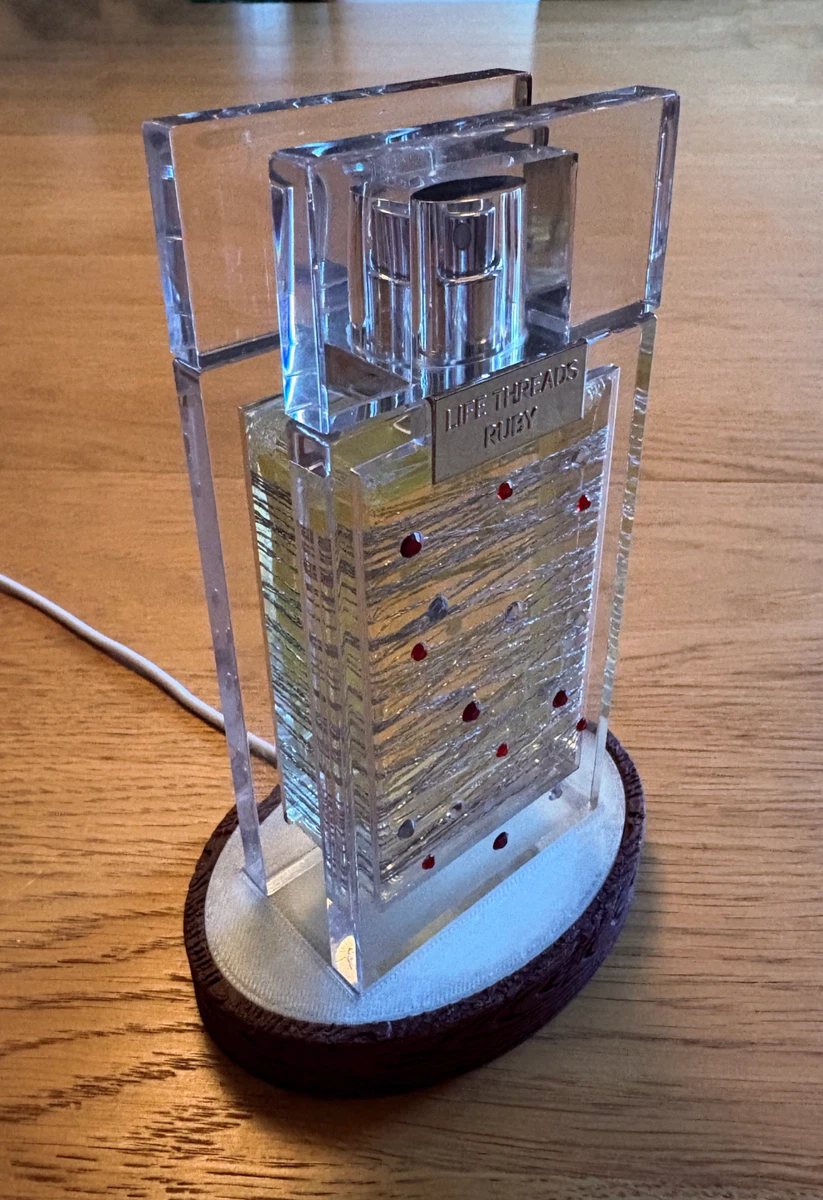 lampara de mesa o baño retroiluminada con un frasco de colonia (ficticio)