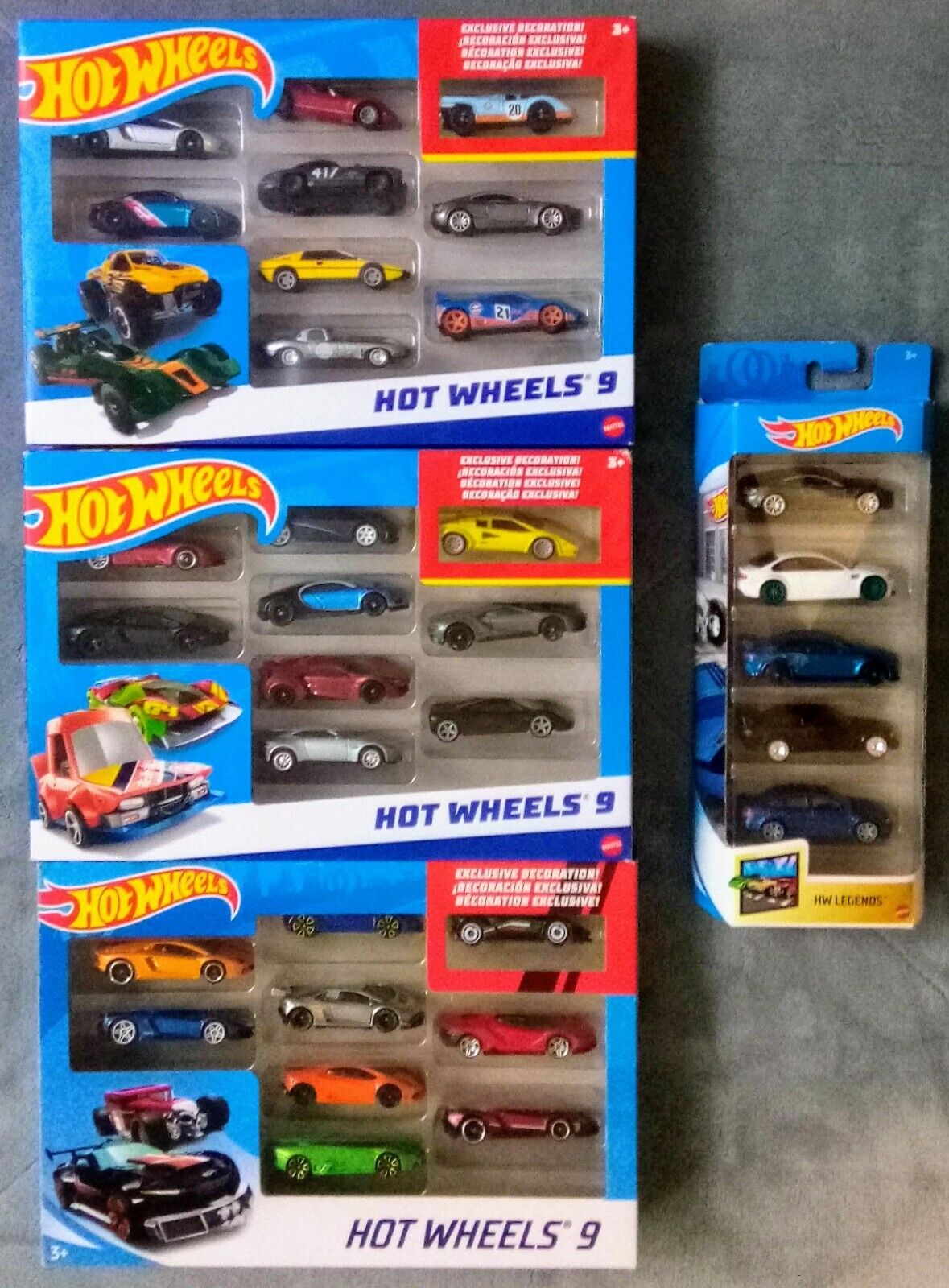 Cartelas (3) com conjunto Hot wheels skateboard e tenis. Inclui carrinho  1/64 em diecast.