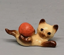 Retired Hagen Renaker Siamese Kitten W/ Reddish Yarn Ball