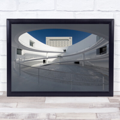 Architektur Gebäude Rampe rund elliptisch Hof weiß blau Wandkunstdruck