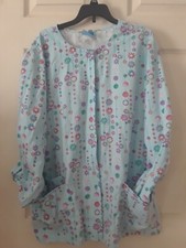 Scrub HQ Brand SCRUB TOP Size M Colorful Floral, on Sky Blue Background