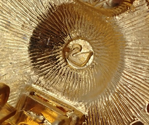 Swarovski Swan Stamp Shades Of Gold Crystal Flower Clip Earrings - Picture 3 of 6