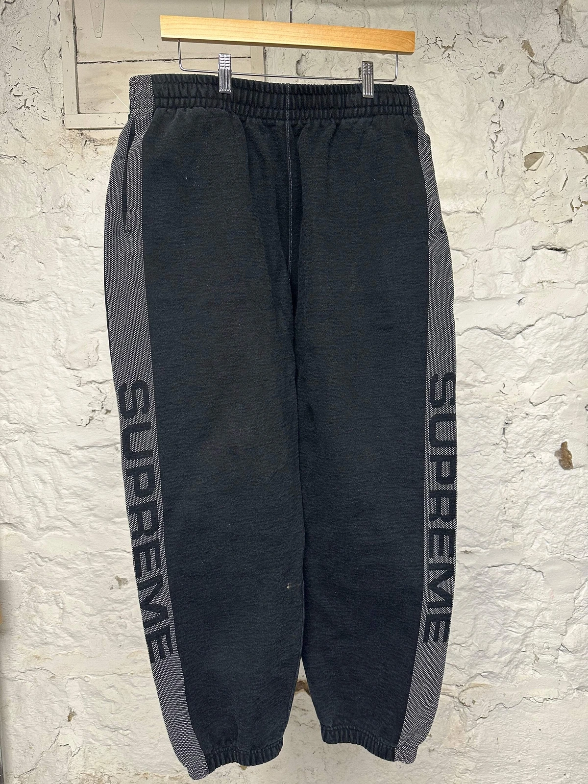 Pantalon de survêtement noir Supreme évasé sur le côté taille L