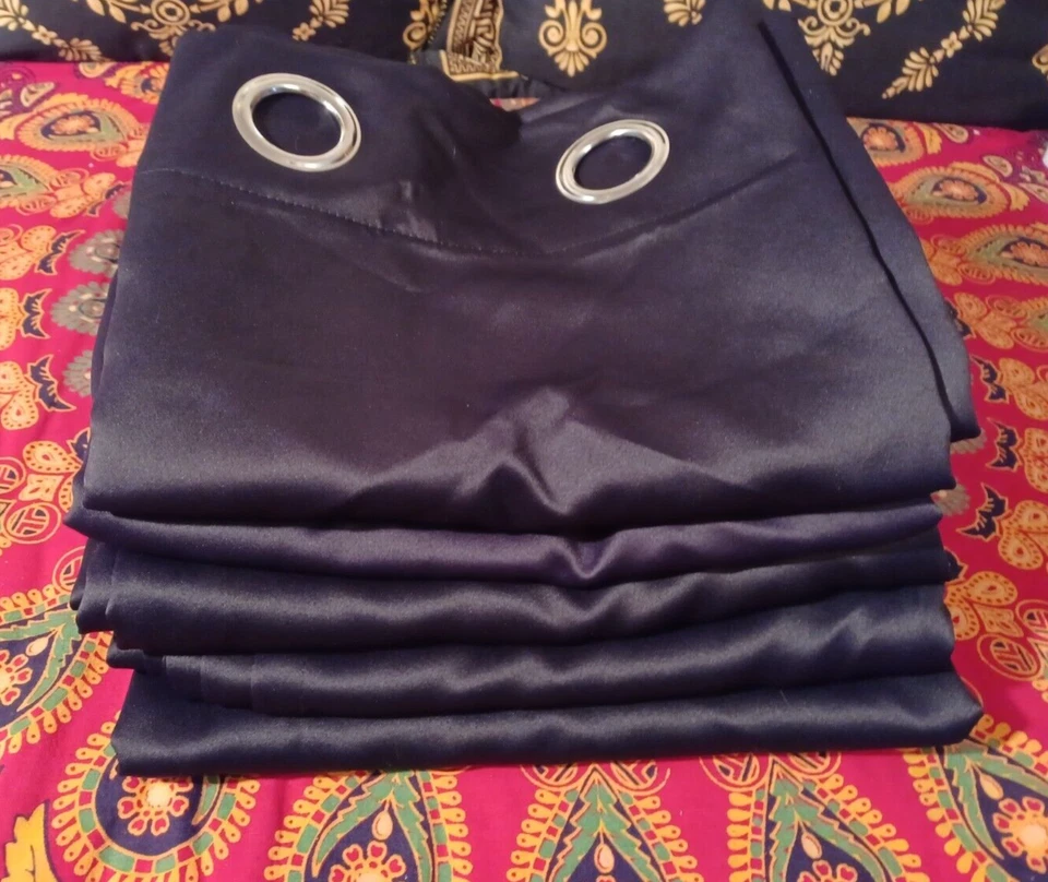 FAIRYLAND Negro Satinado Como 5 Paneles 84" L 52" Con Cortinas Opacas con Ojales Foto 2 de 3