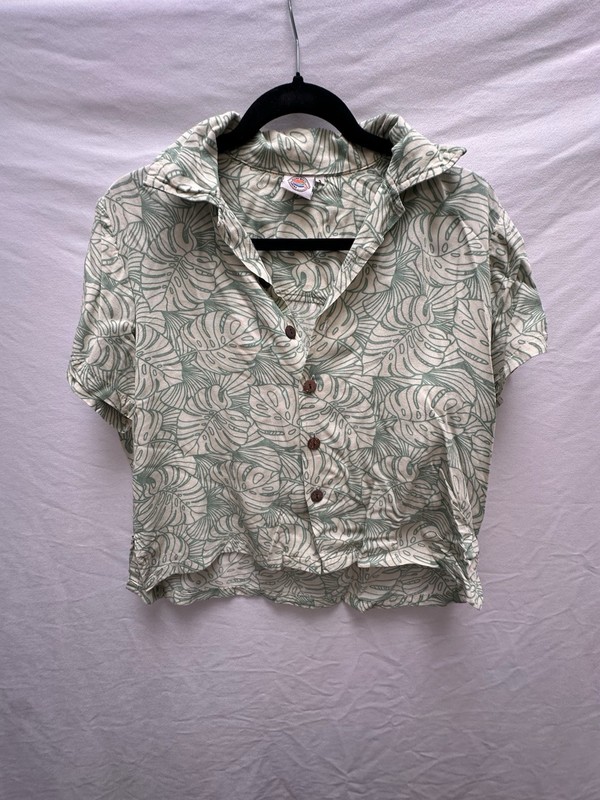 Makai Beach Hawaiian Women’s Monstera Print Short Crop Green Shirt Size Small