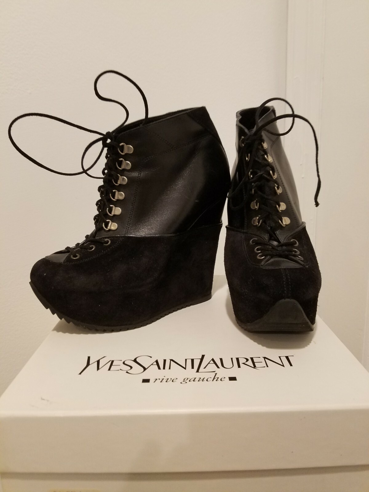Stivali neri stringati in pelle scamosciata con plateau Yves Saint Laurent taglia 37 US 6 5