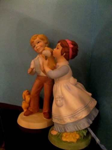 AVON "WISHFUL THOUGHTS" & "BEST FRIENDS" 1981-1982 Porcelain Figurines 5-6" tall - Picture 4 of 6