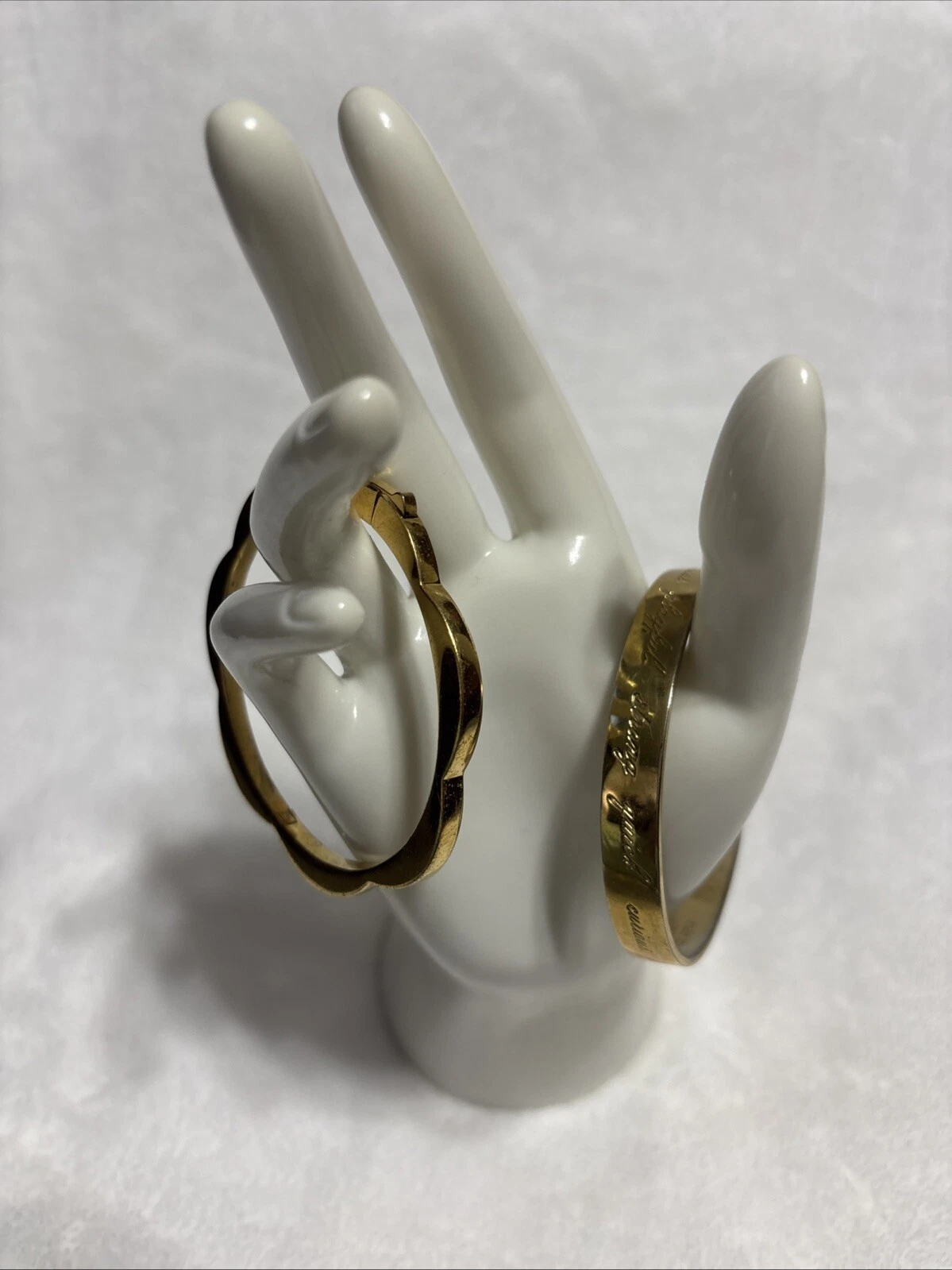 2 bracciali Kate Spade New York tono oro. Una cerniera.