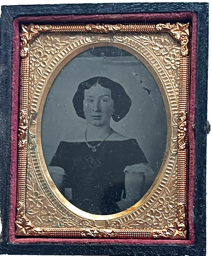 ANTIQUE VICTORIAN TINTYPE PHOTOGRAPH YOUNG WOMAN IN 1/2 THERMOPLASTIC UNION CASE - 第 1/4 張圖片