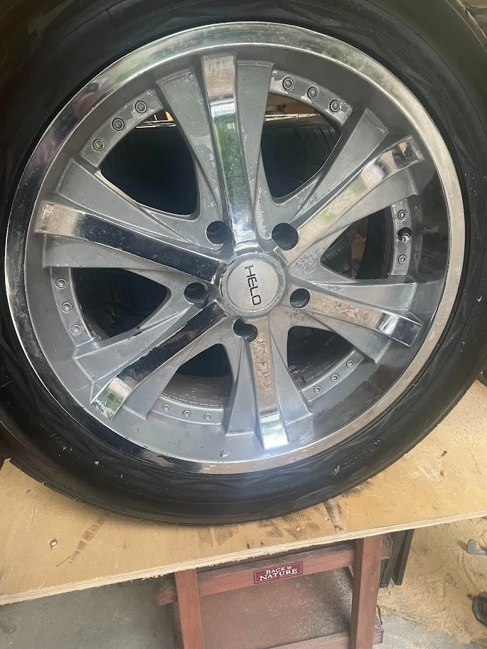 Bonito juego de neumáticos y ruedas Helo Nitro NT 420 Foto 4 de 4