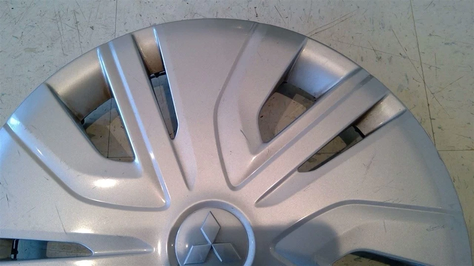 Mitsubishi Mirage 2020 14" tapacubos plateados de fábrica 109189 Foto 2 de 4