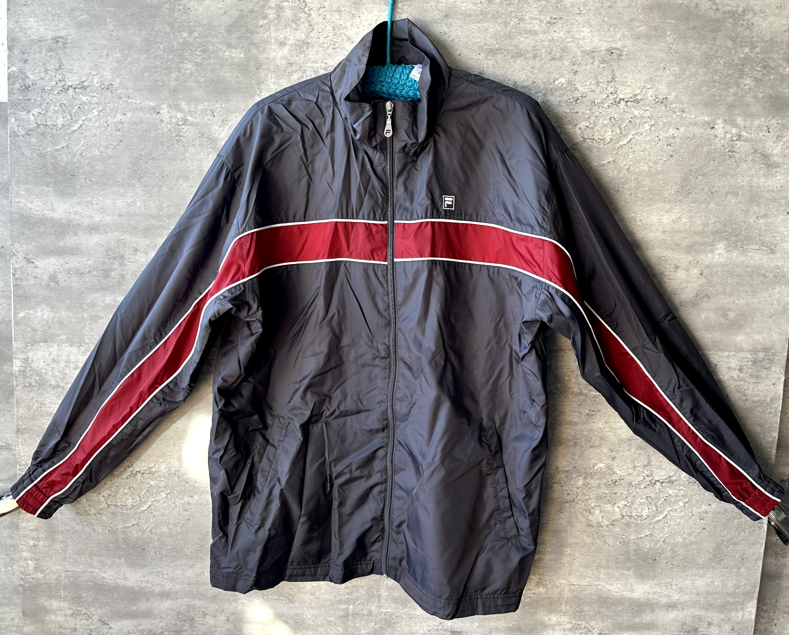 Giacca a vento vintage anni 90 Fila grigia e rossa nylon a righe foderata in rete taglia L