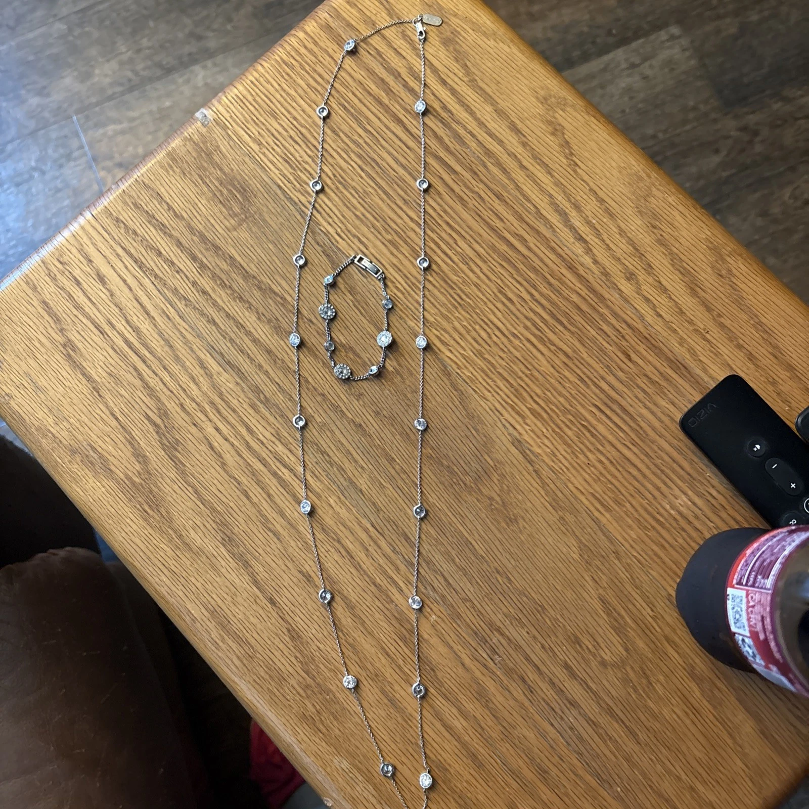 Collana con cristalli Lisa Freede e bracciale Givenchy tono argento