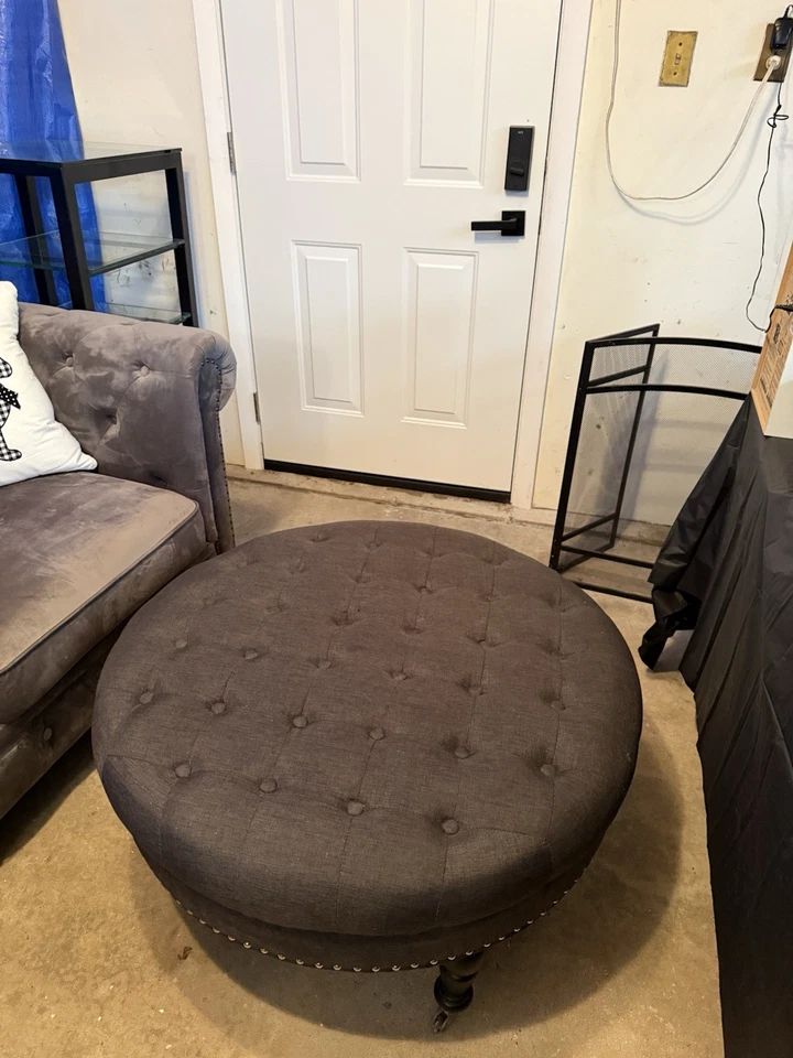 Borde de bala de dos otomanos acolchados redondos, gris y color Foto 2 de 2