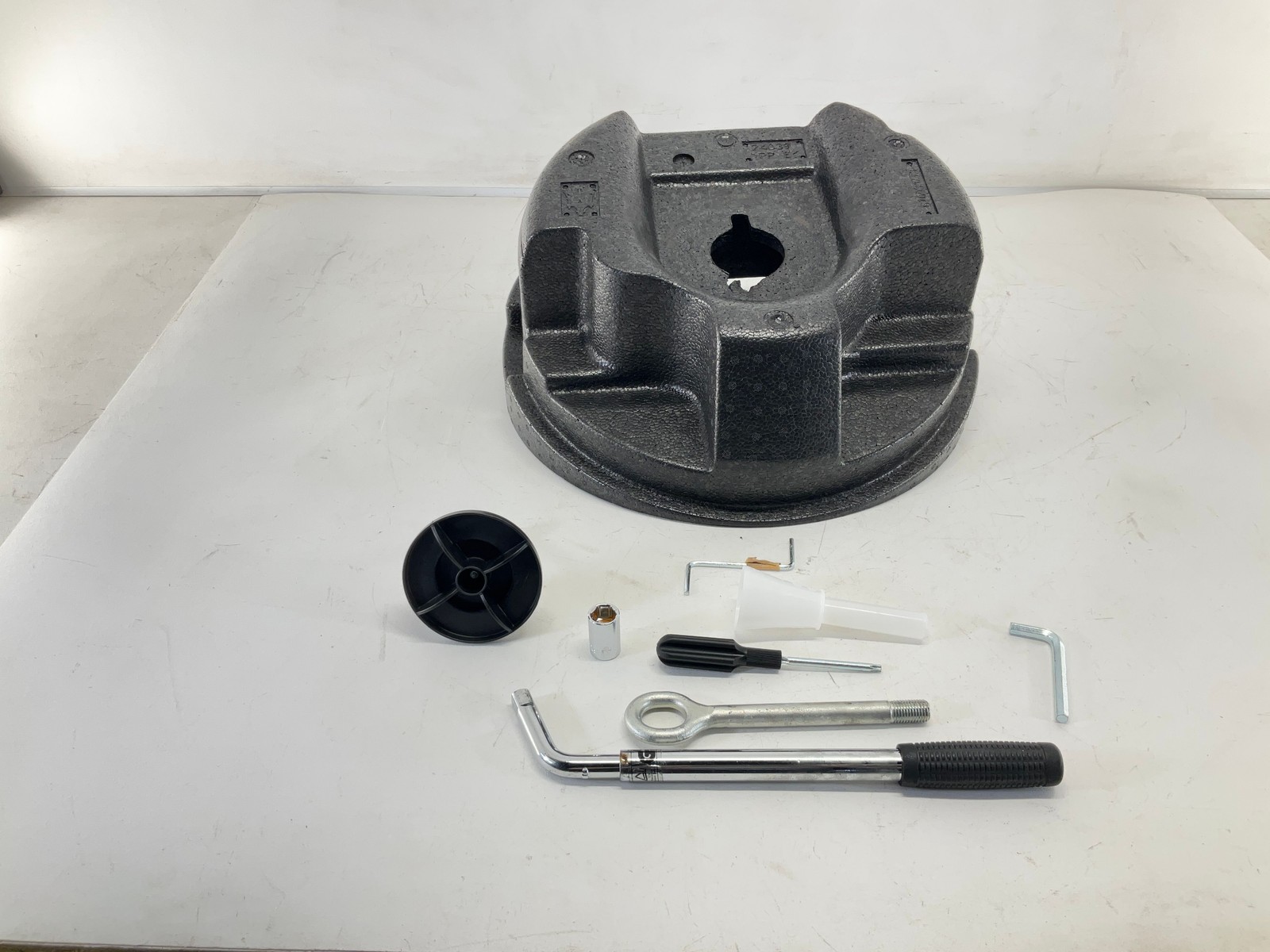 14-20 MASERATI Ghibli Spare Tire Lift Jack Tools W/ Foam Compartment Carrier CM