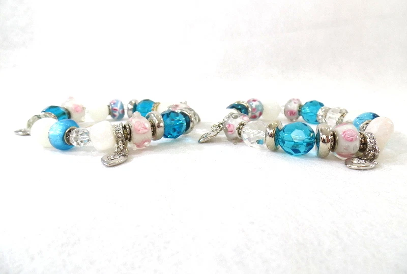 2 Armbänder mit Stretch - Einsatz türkis weiß rose Perlen Straßsteine 3 Herzen - Bild 3 von 4