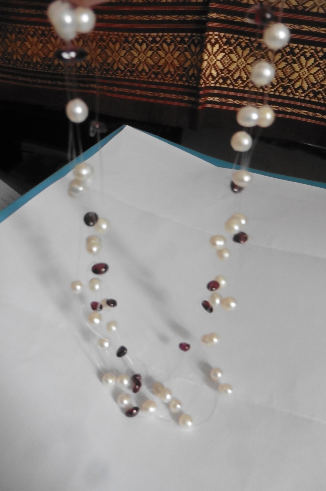 Collier en perles d'eau douces blanches et grenat pour sublimer vos soirées - 4