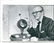 1964 Levitt Director Fels Planetario Luna Reloj Hombre Histórico Foto De Colección 8x10