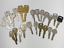 Lot/23 Vintage GM / Ford / Chrysler Automotive Keys, Classic Car Ignition Trunk