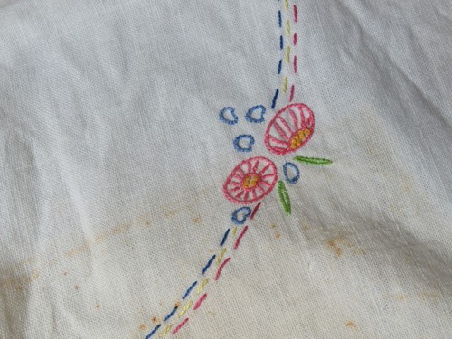 Vintage Tischdecke Blumen bestickt Bluebirds rosa gehäkelte Borte 32" - Bild 2 von 8