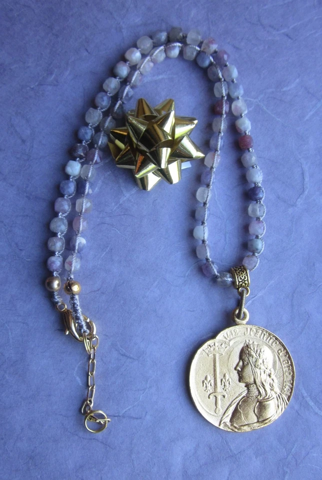 Collar Colgante Oro Juana de Arco Turmalina Flor de Cerezo por Princesa Campesina Foto 4 de 4