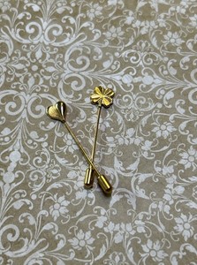 Authentic 2 PCS VINTAGE GOLD PLATED HEART CLOVER CLOTHING PINS BROOCHES