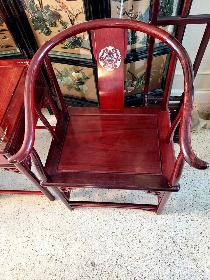 Par chino de sillones de herradura con incrustaciones de palo de rosa y madreperla Foto 4 de 4