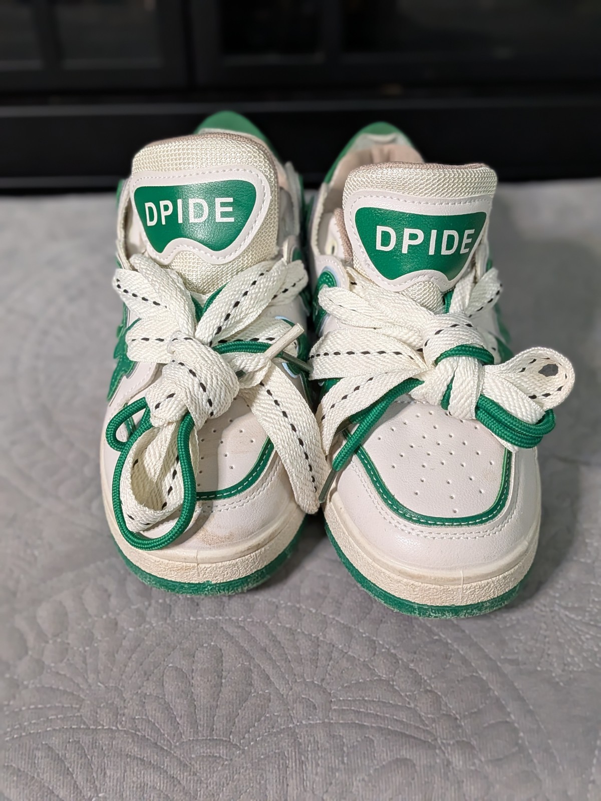 Unisex Womans Size 7/Mens Size 6 Green and White Fashion Sne