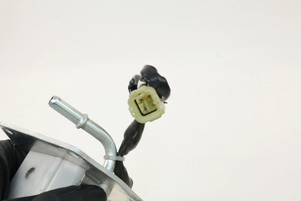 22-24 Kawasaki Ninja ZX10R Fuel Pump Gas Oem — 第 3/4 张图片