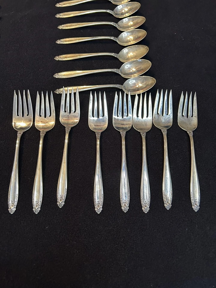 Juego de cubiertos Prelude by International de plata de ley para 8 servicio 32 piezas Foto 3 de 4