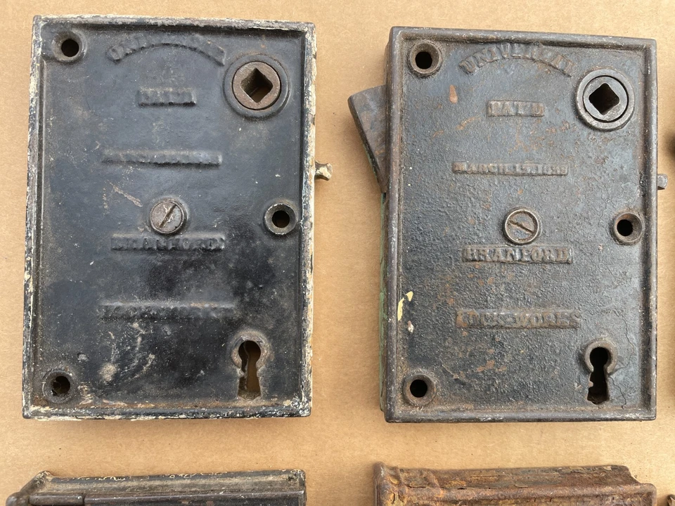 EXCELENTE Lote a Granel de (10) Travas Antigas de Aro de Porta Ferro Fundido, Montadas na Superfície - Imagem 2 de 4