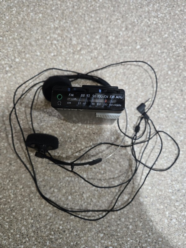 Sony SRF-19W Walkman FM Stereo Am Radio Receiver